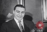 Standbild Alan Ameche erhält Heisman Trophy New York United States USA, 1954, aus Sekunde 13 historischem Filmmaterial Videoclip 65675040178