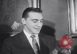 Standbild Alan Ameche erhält Heisman Trophy New York United States USA, 1954, aus Sekunde 14 historischem Filmmaterial Videoclip 65675040178