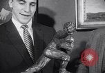 Standbild Alan Ameche erhält Heisman Trophy New York United States USA, 1954, aus Sekunde 18 historischem Filmmaterial Videoclip 65675040178
