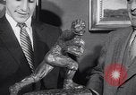 Standbild Alan Ameche erhält Heisman Trophy New York United States USA, 1954, aus Sekunde 19 historischem Filmmaterial Videoclip 65675040178