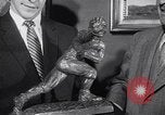 Standbild Alan Ameche erhält Heisman Trophy New York United States USA, 1954, aus Sekunde 20 historischem Filmmaterial Videoclip 65675040178