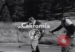 Standbild ski-skate Anfang vintage Skateboard California United States USA, 1954, aus Sekunde 1 historischem Filmmaterial Videoclip 65675040179