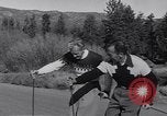 Standbild ski-skate Anfang vintage Skateboard California United States USA, 1954, aus Sekunde 4 historischem Filmmaterial Videoclip 65675040179