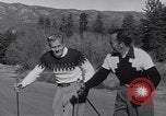 Standbild ski-skate Anfang vintage Skateboard California United States USA, 1954, aus Sekunde 5 historischem Filmmaterial Videoclip 65675040179