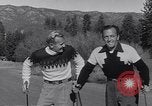 Standbild ski-skate Anfang vintage Skateboard California United States USA, 1954, aus Sekunde 6 historischem Filmmaterial Videoclip 65675040179