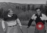 Standbild ski-skate Anfang vintage Skateboard California United States USA, 1954, aus Sekunde 7 historischem Filmmaterial Videoclip 65675040179