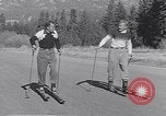 Standbild ski-skate Anfang vintage Skateboard California United States USA, 1954, aus Sekunde 8 historischem Filmmaterial Videoclip 65675040179