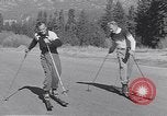 Standbild ski-skate Anfang vintage Skateboard California United States USA, 1954, aus Sekunde 9 historischem Filmmaterial Videoclip 65675040179