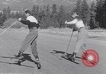 Standbild ski-skate Anfang vintage Skateboard California United States USA, 1954, aus Sekunde 10 historischem Filmmaterial Videoclip 65675040179