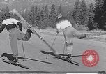 Standbild ski-skate Anfang vintage Skateboard California United States USA, 1954, aus Sekunde 11 historischem Filmmaterial Videoclip 65675040179