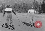 Standbild ski-skate Anfang vintage Skateboard California United States USA, 1954, aus Sekunde 12 historischem Filmmaterial Videoclip 65675040179