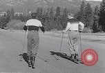 Standbild ski-skate Anfang vintage Skateboard California United States USA, 1954, aus Sekunde 13 historischem Filmmaterial Videoclip 65675040179