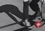 Standbild ski-skate Anfang vintage Skateboard California United States USA, 1954, aus Sekunde 14 historischem Filmmaterial Videoclip 65675040179