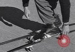 Standbild ski-skate Anfang vintage Skateboard California United States USA, 1954, aus Sekunde 15 historischem Filmmaterial Videoclip 65675040179