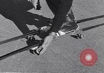 Standbild ski-skate Anfang vintage Skateboard California United States USA, 1954, aus Sekunde 16 historischem Filmmaterial Videoclip 65675040179