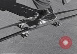 Standbild ski-skate Anfang vintage Skateboard California United States USA, 1954, aus Sekunde 17 historischem Filmmaterial Videoclip 65675040179