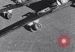 Standbild ski-skate Anfang vintage Skateboard California United States USA, 1954, aus Sekunde 18 historischem Filmmaterial Videoclip 65675040179