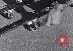 Standbild ski-skate Anfang vintage Skateboard California United States USA, 1954, aus Sekunde 19 historischem Filmmaterial Videoclip 65675040179