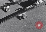 Standbild ski-skate Anfang vintage Skateboard California United States USA, 1954, aus Sekunde 20 historischem Filmmaterial Videoclip 65675040179