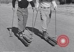 Standbild ski-skate Anfang vintage Skateboard California United States USA, 1954, aus Sekunde 22 historischem Filmmaterial Videoclip 65675040179