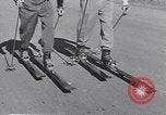 Standbild ski-skate Anfang vintage Skateboard California United States USA, 1954, aus Sekunde 23 historischem Filmmaterial Videoclip 65675040179