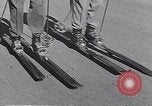 Standbild ski-skate Anfang vintage Skateboard California United States USA, 1954, aus Sekunde 24 historischem Filmmaterial Videoclip 65675040179