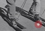 Standbild ski-skate Anfang vintage Skateboard California United States USA, 1954, aus Sekunde 25 historischem Filmmaterial Videoclip 65675040179