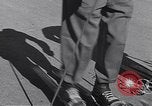 Standbild ski-skate Anfang vintage Skateboard California United States USA, 1954, aus Sekunde 26 historischem Filmmaterial Videoclip 65675040179