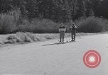 Standbild ski-skate Anfang vintage Skateboard California United States USA, 1954, aus Sekunde 27 historischem Filmmaterial Videoclip 65675040179