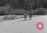 Standbild ski-skate Anfang vintage Skateboard California United States USA, 1954, aus Sekunde 28 historischem Filmmaterial Videoclip 65675040179