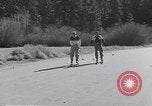Standbild ski-skate Anfang vintage Skateboard California United States USA, 1954, aus Sekunde 29 historischem Filmmaterial Videoclip 65675040179