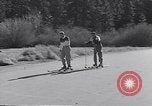 Standbild ski-skate Anfang vintage Skateboard California United States USA, 1954, aus Sekunde 30 historischem Filmmaterial Videoclip 65675040179