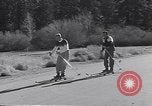 Standbild ski-skate Anfang vintage Skateboard California United States USA, 1954, aus Sekunde 31 historischem Filmmaterial Videoclip 65675040179