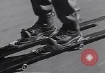 Standbild ski-skate Anfang vintage Skateboard California United States USA, 1954, aus Sekunde 32 historischem Filmmaterial Videoclip 65675040179