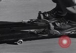 Standbild ski-skate Anfang vintage Skateboard California United States USA, 1954, aus Sekunde 33 historischem Filmmaterial Videoclip 65675040179