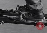 Standbild ski-skate Anfang vintage Skateboard California United States USA, 1954, aus Sekunde 34 historischem Filmmaterial Videoclip 65675040179