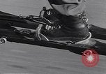 Standbild ski-skate Anfang vintage Skateboard California United States USA, 1954, aus Sekunde 35 historischem Filmmaterial Videoclip 65675040179