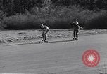 Standbild ski-skate Anfang vintage Skateboard California United States USA, 1954, aus Sekunde 36 historischem Filmmaterial Videoclip 65675040179