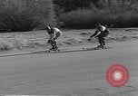 Standbild ski-skate Anfang vintage Skateboard California United States USA, 1954, aus Sekunde 37 historischem Filmmaterial Videoclip 65675040179