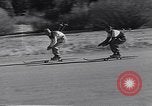 Standbild ski-skate Anfang vintage Skateboard California United States USA, 1954, aus Sekunde 38 historischem Filmmaterial Videoclip 65675040179
