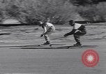 Standbild ski-skate Anfang vintage Skateboard California United States USA, 1954, aus Sekunde 39 historischem Filmmaterial Videoclip 65675040179