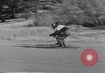 Standbild ski-skate Anfang vintage Skateboard California United States USA, 1954, aus Sekunde 40 historischem Filmmaterial Videoclip 65675040179