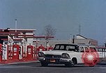 Standbild Automobil service Stationen United States USA, 1958, aus Sekunde 22 historischem Filmmaterial Videoclip 65675040181