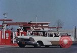 Standbild Automobil service Stationen United States USA, 1958, aus Sekunde 23 historischem Filmmaterial Videoclip 65675040181