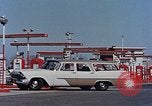 Standbild Automobil service Stationen United States USA, 1958, aus Sekunde 24 historischem Filmmaterial Videoclip 65675040181