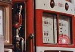 Standbild Automobil service Stationen United States USA, 1958, aus Sekunde 35 historischem Filmmaterial Videoclip 65675040181