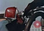 Standbild Automobil service Stationen United States USA, 1958, aus Sekunde 41 historischem Filmmaterial Videoclip 65675040181