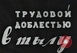 Standbild Sowjetische Bergleute bewegen Chunks von Kohle auf Förderbändern Russland, 1941, aus Sekunde 4 historischem Filmmaterial Videoclip 65675040193