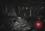 Standbild Sowjetische Bergleute bewegen Chunks von Kohle auf Förderbändern Russland, 1941, aus Sekunde 10 historischem Filmmaterial Videoclip 65675040193