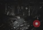Standbild Sowjetische Bergleute bewegen Chunks von Kohle auf Förderbändern Russland, 1941, aus Sekunde 11 historischem Filmmaterial Videoclip 65675040193